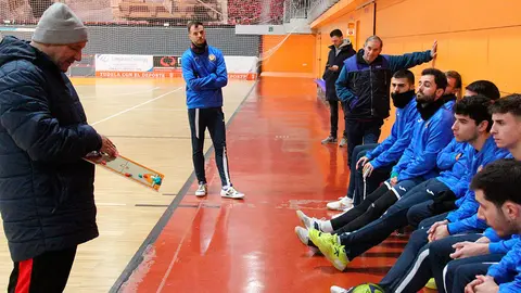 Pato dando explicaciones a los jugadores