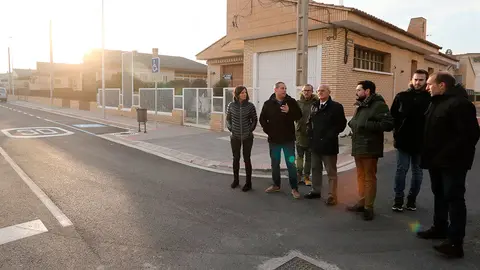 El consejero Ciriza; el director general de Administraci&oacute;n Local y Despoblaci&oacute;n, Jes&uacute;s M&ordf; Rodr&iacute;guez; la directora general de Transportes, Berta Miranda; el alcalde de Castej&oacute;n, David &Aacute;lvarez; y varios representantes del Consistorio visitan las calles reformadas en la localidad