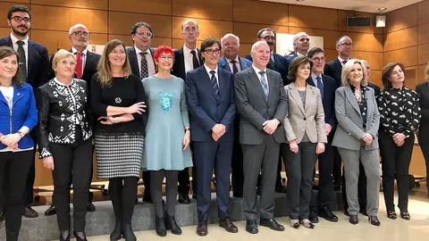 La consejera Indur&aacute;in (cuarta por la izquierda, primera fila) junto al ministro y el resto de participantes en la reuni&oacute;n