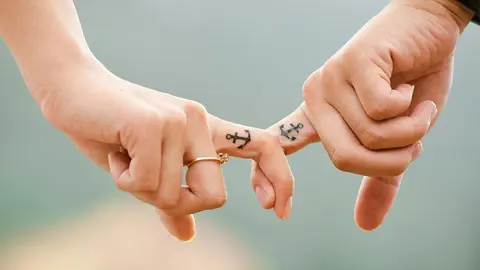 Enamorados San Valent&iacute;n novios mano tatuaje ancla amor