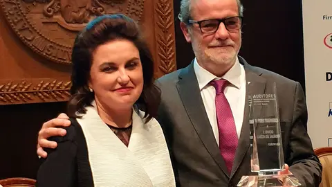 Ignacio Cabeza tras recibir el galard&oacute;n de manos de Lidia Sierra, presidenta del Instituto de Censores Jurados de Cuentas de Arag&oacute;n&ccedil;