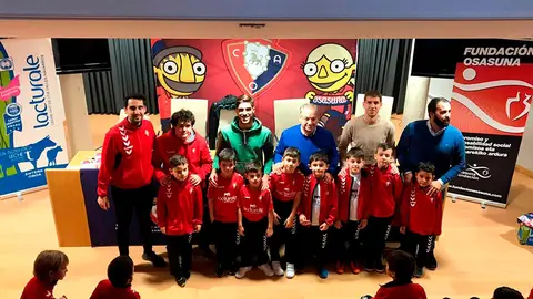 Visita de Osasuna al colegio Torre Monreal y a la escuela de f&uacute;tbol de Tudela