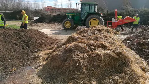 Los alumnos de la Escuela Agraria de Peralta aprenden a construir y gestionar una planta de compostaje 1