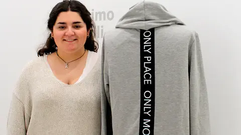 Blanca Guinea con la sudadera que ha dise&ntilde;ado