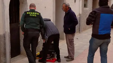 El cerrajero acude para abrir la puerta de la vecina