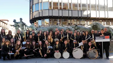 La Banda de M&uacute;sica de Murchante junto al munumento en Pamplona al encierro de San Ferm&iacute;n