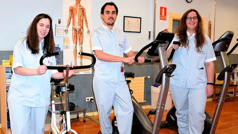 Los fisioterapeutas Blanca Moreno S&aacute;nchez, Janko Calvo Gil y Montserrat Ortiz Andreu