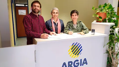 Firma del acuerdo en Argia Ikastola
