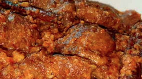 Carrillada de cerdo con majaillo de almendras