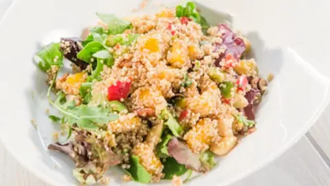 Ensalada de quinoa con pimientos y mango