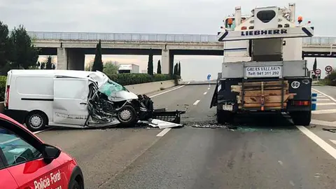 La furgoneta ha quedado gravemente afectada por el impacto