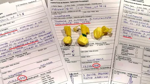 Las tres denuncias de Polic&iacute;a Foral junto con las bolsitas de speed que fueron requisadas