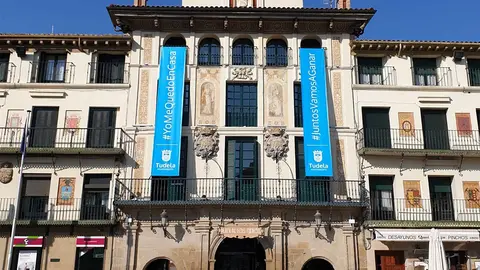 Las dos grandes lonas en la fachada de la Casa del Reloj
