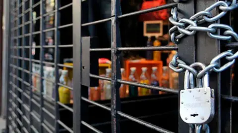 local cerrado cierre negocio crisis comercio candado cadena cadenas