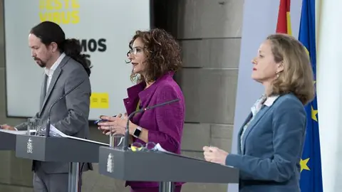 La ministra de Hacienda y portavoz del Gobierno, Mar&iacute;a Jes&uacute;s Montero, el vicepresidente de Derechos Sociales y Agenda 2030, Pablo Iglesias, y la vicepresidenta de Asuntos Econ&oacute;micos y Transformaci&oacute;n Digital, Nadia Calvi&ntilde;o, 