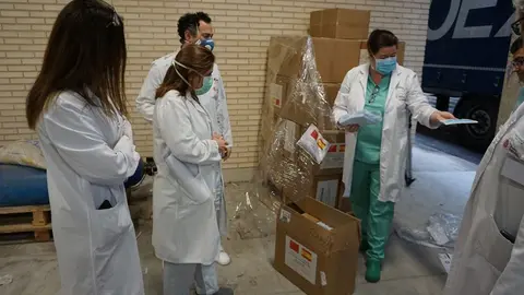 Profesionales del &Aacute;rea de Salud de Tudela comprueban el material recibido