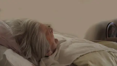 Mujer anciana cama enferma