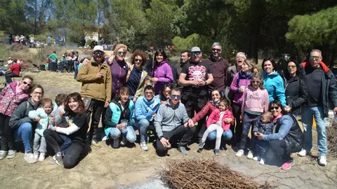 Adela Fdez. (tercera por la dcha.) con su grupo de amigos en el Villar