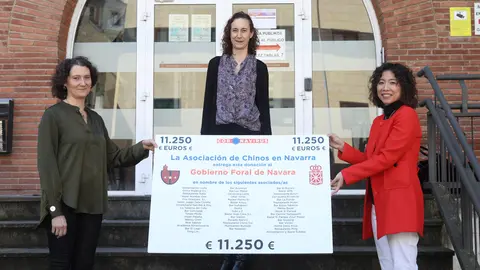 M&oacute;nica Yu entrega el cheque a las representantes del Gobierno de Navarra