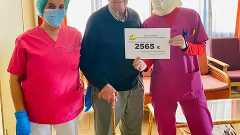 Entrega del cheque en la residencia de Villafranca