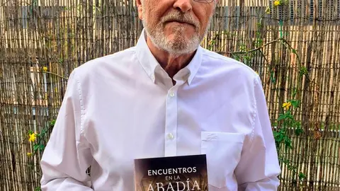 &Aacute;ngel Cornago S&aacute;nchez con su nuevo libro 'Encuentros en la Abad&iacute;a'