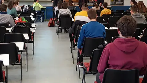 Estudiantes examen prueba oposici&oacute;n alumnos clase colegio instituto