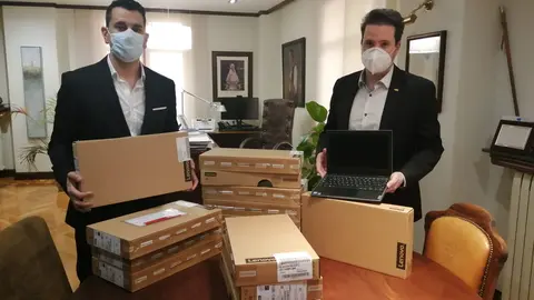 El Ayuntamiento recibe los 15 port&aacute;tiles donados por EPD