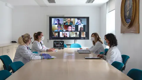 Patricia Fanlo (Medicina Interna, CHN), Ruth Garc&iacute;a y Eva Zalba (Navarrabiomed) y Beatriz Larrayoz (Farmacia, CHN) en una reuni&oacute;n telem&aacute;tica con los centros participantes en el ensayo
