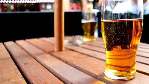 Tomando una sidra en una terraza