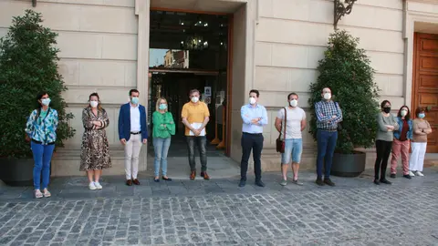 Minuto de silencio celebrado a las puertas del Ayuntamiento de Tudela