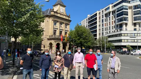 Durante el acto de entrega de un manifiesto con sus reivindicaciones nacionales hoy en la sede de la delegaci&oacute;n del Gobierno de Navarra