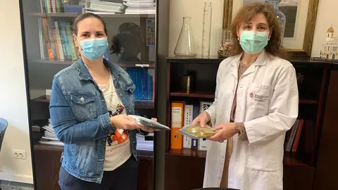 Erika Navarro, ha entregado el material a la jefa del Servicio de Cuidados Asistenciales del &Aacute;rea de Salud de Tudela