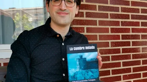 David Cucarella Tobajas con la novela La Cumbre Helada