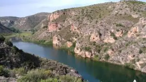 Valdegutur con el embalse de A&ntilde;amaza
