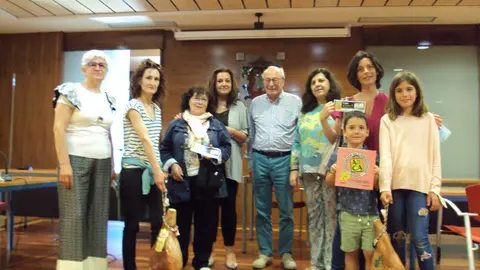 Entrega de los dos jamones de ADECA