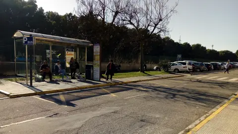 Parada actual de autobuses del Hospital Reina Sof&iacute;a donde se habilitar&aacute;n nuevas plazas de aparcamiento