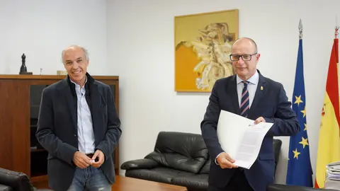 El presidente del Consejo Escolar de Navarra, Manuel Mart&iacute;n, entrega al consejero de Educaci&oacute;n, Carlos Gimeno, el documento que recoge las bases de la reactivaci&oacute;n de la Educaci&oacute;n en Navarra