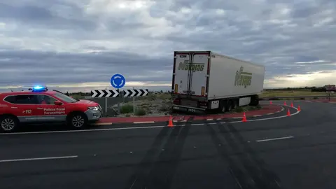 Un cami&oacute;n se salta el ceda el paso y acaba encima de la rotonda