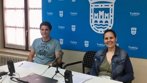Javier Moracho (responsable de la Escuela de Tiempo Libre 42 grados y coordinador de proyecto de ODOS) y Erika Navarro (Concejala de Juventud y Centros C&iacute;vicos)