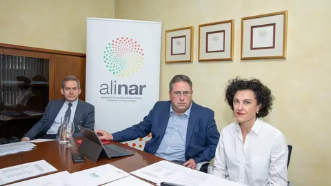 Jos&eacute; Mar&iacute;a Arregui (Secretario y Asesor Jur&iacute;dico), Cristina Lecumberri y Cayo Mart&iacute;nez, directora general y presidente de ALINAR (Foto: Maite H. Mateo)