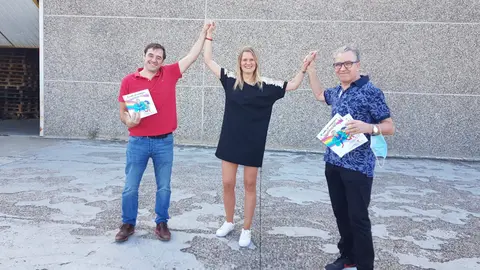 Este pasado viernes Ainhoa Lizuain pudo ver el resultado de su cuento en papel junto Abel de Gr&aacute;ficas Larrad y Pepe Alfaro