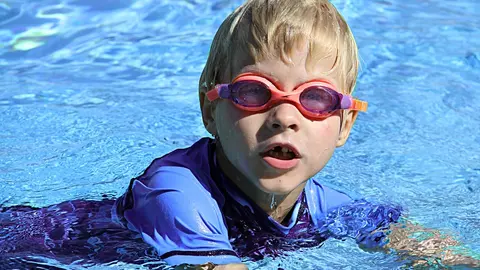 piscina ni&ntilde;o nadando