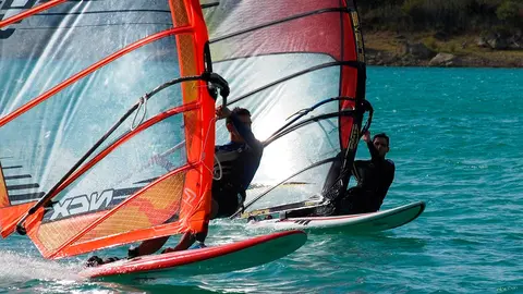 Disfruta de una de las activiades m&aacute;s excitantes, Windsurf por el embalse de Alloz