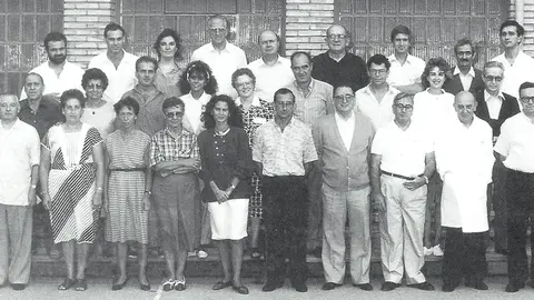 Algunos de los docentes y colaboradores del a&ntilde;o 1988. A la derecha nos encontramos al padre Jos&eacute; Antonio Castellot, con quien hablamos