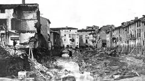 Vista del Muro tras la avenida del r&iacute;o Queiles en mayo de 1871