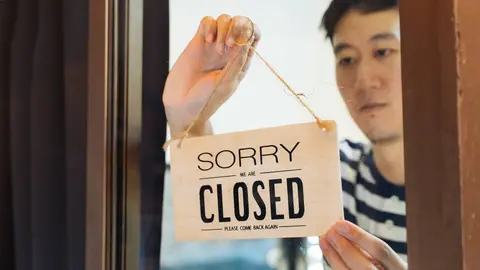 En Espa&ntilde;a multitud de comercios regentados por personas de origen chino cerraron sus puertas semanas antes de decretarse el estado de alarma / &copy; Adobe Stock