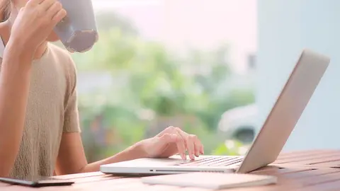 ordenador port&aacute;til teletrabajo trabajo casa 2