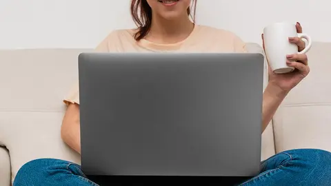 ordenador port&aacute;til teletrabajo trabajo casa 3