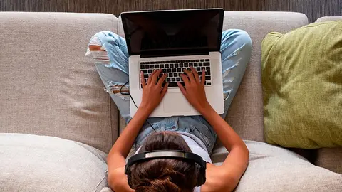 ordenador port&aacute;til teletrabajo trabajo casa 1