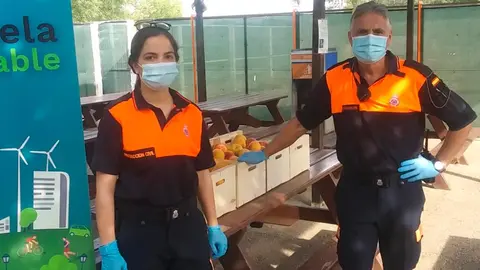 Efectivos de Protecci&oacute;n Civil durante la campa&ntilde;a 'Este verano merienda sano' del proyecto Tudela Saludable